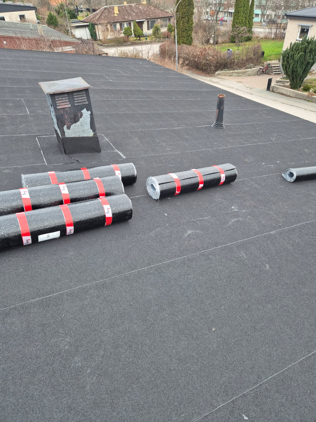 Takläggning av hustak i Nyköping.